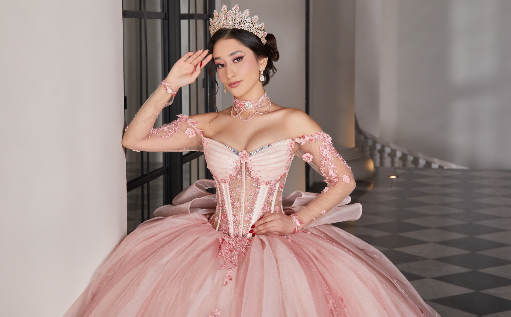 Chica con vestido rosa