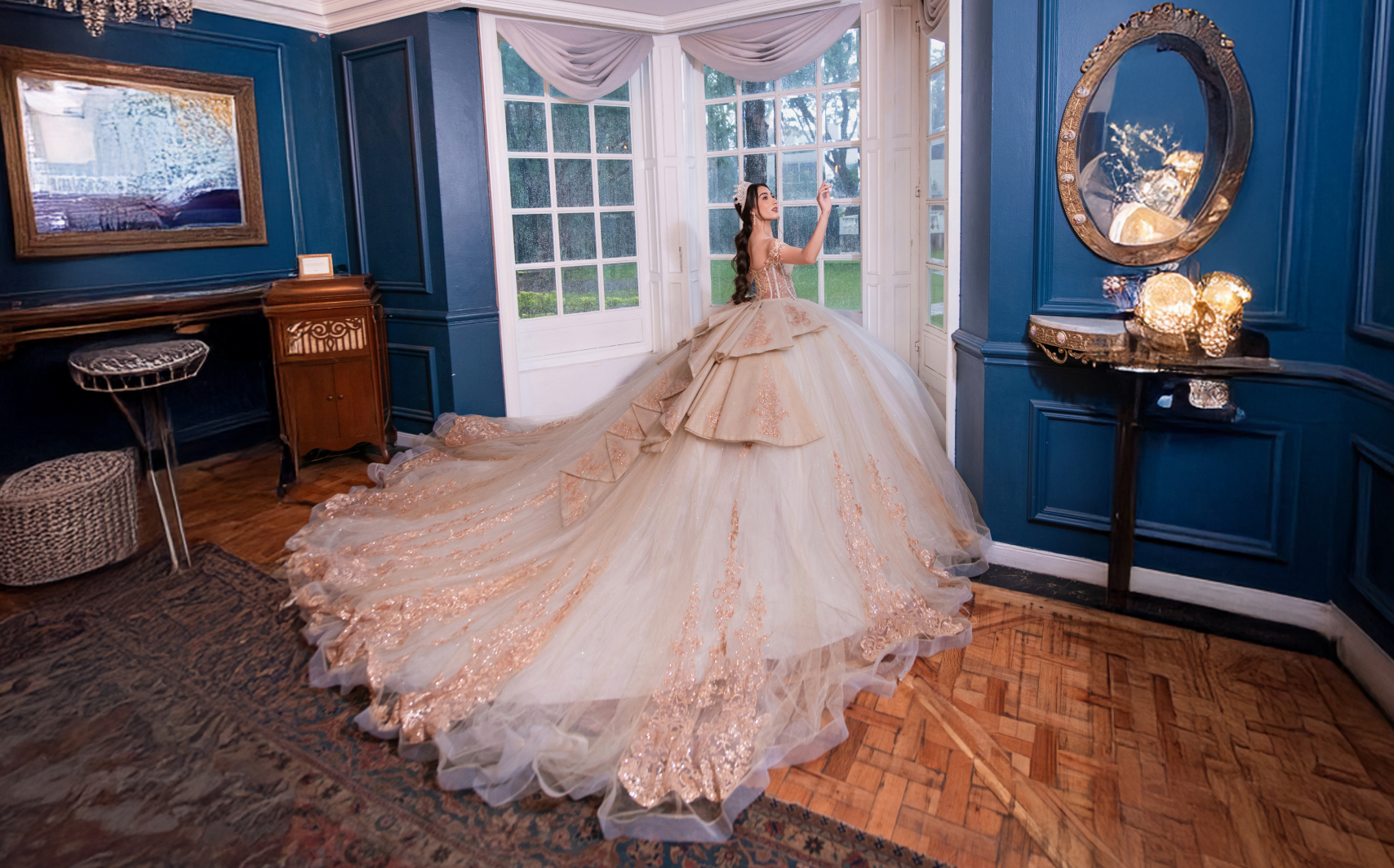 Chica con vestido rosa en una habitación lujosa
