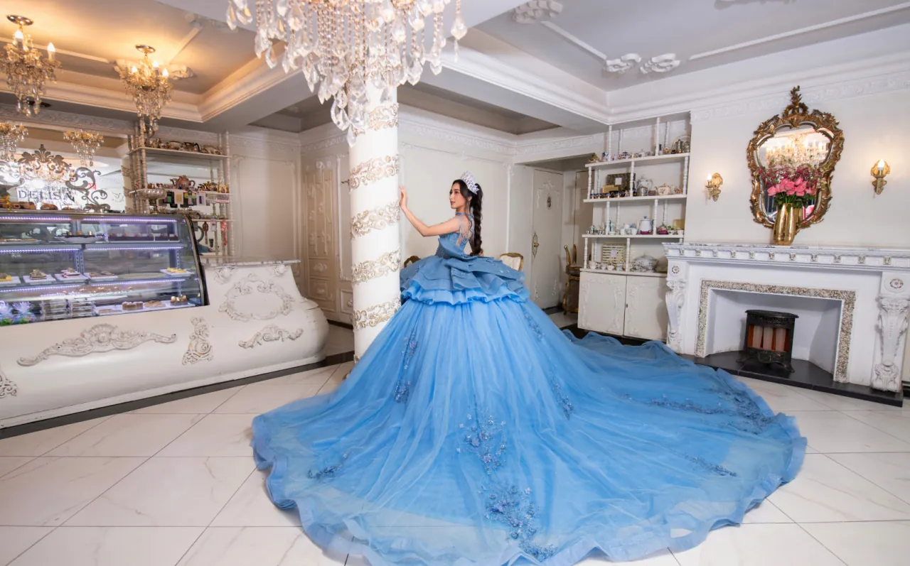 Chica con vestido azul de princesa